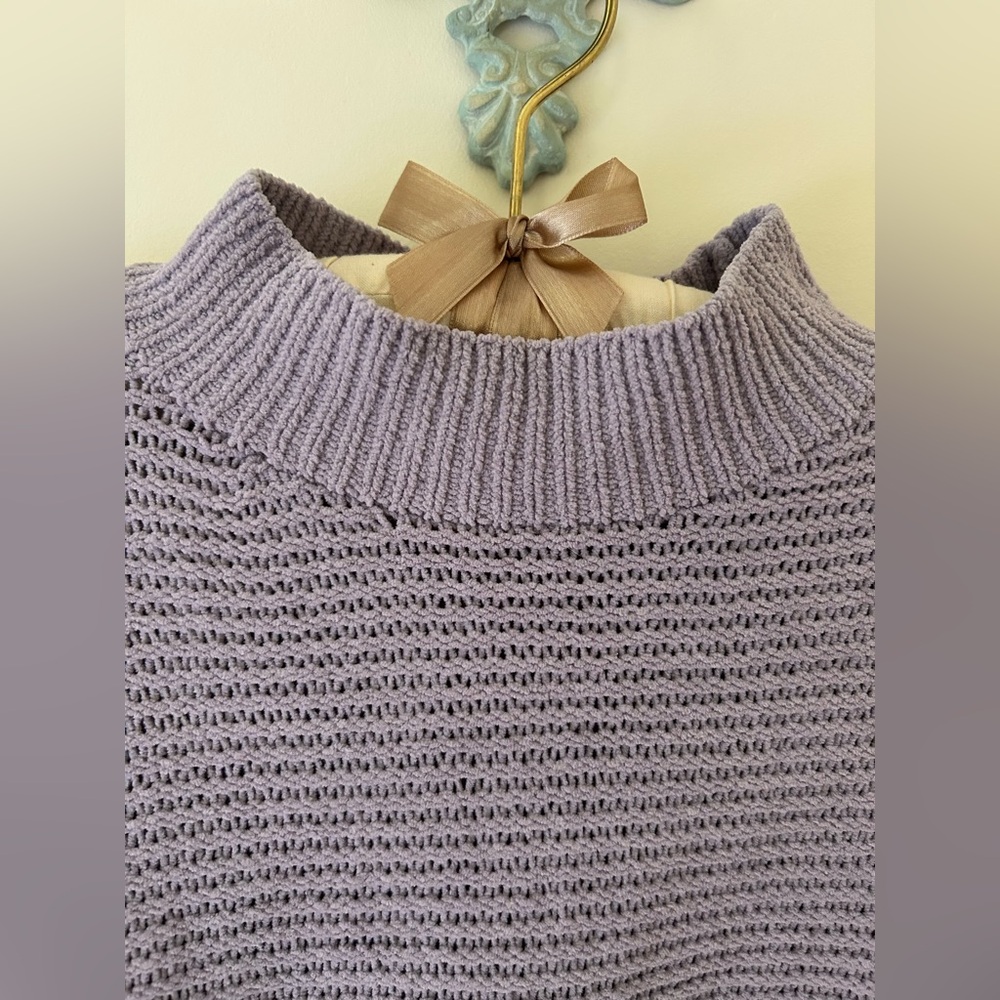 Hollister Mock Neck Oversized Lavender Sweater
Size: Small
EUC - Picture 2 of 9